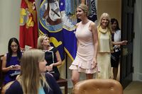 Elegan dan Berwibawa, Aksi Ivanka Trump Pimpin Rapat dengan Istri Tentara