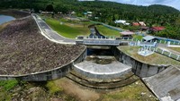 Bendungan Payaseunara, Aceh dibangun sejak 2001, dan rampung pada tahun 2015 lalu. Bendungan dengan kapasitas 1,3 juta m3 dan luas genangan mencapai 98 ha tersebut menghabiskan dana pembangunan Rp 94,89 miliar. Bendungan ini bermanfaat bagi penyediaan air baku sebesar 125 liter/detik dan menjadi salah satu sumber air utama di Aceh. Pool/Kementerian PUPR.