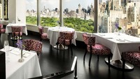 Asiate, berada di lantai 35 hotel Mandarin Oriental di Time Warne Center, New York City. Di restoran ini tersedia makanan khas Asia seperti hamachi dengan bunga sakura yang diawetkan dan wagyu beef ternderloin diatas smoked potato. (Foto: Food and Wine)