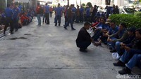 Sekitar 600 pekerja PT Jakarta International Container Terminal (JICT) yang tergabung dalam Serikat Pekerja (SP) JICT kompak melakukan aksi mogok kerja. Aksi ini dimulai sejak pukul 07.00 WIB di depan kantor JICT, Jakarta Utara.