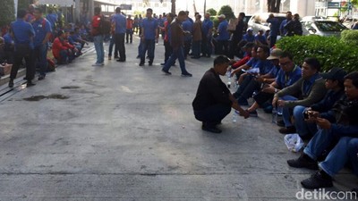 Pekerja JICT Mogok Kerja Demi Bonus