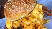 Burger dengan isian mac and cheese ini terlihat sangat menggugah selera. Anda bisa menemukannya di Lower East Side yang berada di 15 Essex Street, New York.  (Foto: Istimewa)