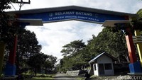 Gapura menuju objek wisata Bukit Kelam.
