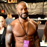 Majalah People pernah menyertakannya di daftar 50 Most Beautiful Peple. Berdarah campuran Jamaika, Afrika, dan China membuat perawakan Tyson Backford yang maskulin semakin menarik. Gucci, Calvin Klein, Tommy Hilfiger, adalah beberapa rumah mode yang pernah menggandengnya sebagai bintang iklan. (Foto: Getty Images)