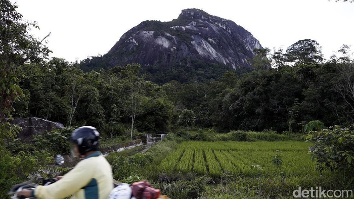 Siapa yang tak kenal dengan Ayers Rock, batu yang diklaim terbesar di dunia yang berada di Australia. Eits, lihat dulu dong Batu di Bukit Kelam, Sintang, Kalimantan Barat.