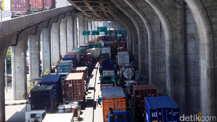 Antrean panjang kendaraan kontainer mengular di sepanjang ruas jalan tol depan JICT, Tanjung Priok, Jakarta Utara, Kamis (3/8/2017). Hal ini terjadi akibat mogok massal karyawan JICT yang berlaku mulai  3-10 Agustus 2017 mendatang. Kemacetan terjadi hingga kawasan seputar Kalibaru dan persimpangan Cilincing.