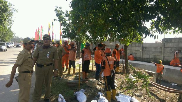 Pemkot Jakut Kerja Bakti Bersihkan Taman BMW
