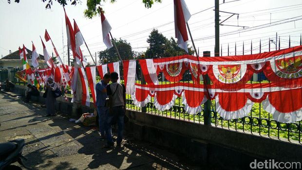 Pedagang Pernak-pernik HUT RI Mulai Ramaikan Jakarta