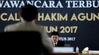 Panelis memberikan pertanyaan kepada calon hakim agung.