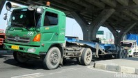 Kondisi lalu lintas tak jauh dari JICT pun padat ke arah New Priok Container Terminal 1 (NPCT 1), Terminal Mustika Alam Lestari (MAL), TPK Koja, dan International Container Terminal Services, Inc. (ICTSI).