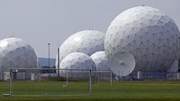 Kita hanya bisa melihat bangunan ini dari kejauhan saja. Seperti apa ya isi bangunan berbentuk bola ini? (Reuters)