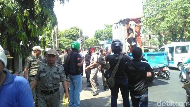 Petugas Satpol PP menyisir trotoar di sepanjang Jalan Balai Pustaka, Rawamangun.
