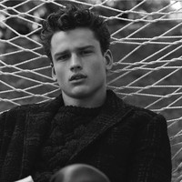 Berasal dari Kanada, Simon Nessman memulai kariernya pada 2007 silam dan langsung menuai atensi di industri fashion. Berdasarkan Forbes, pria yang pernah menjadi model Michael Kors selama delapan musim berturut-turut ini mencetak penghasilan US$ 1,1 juta pada 2013 silam. (Foto: ist.)