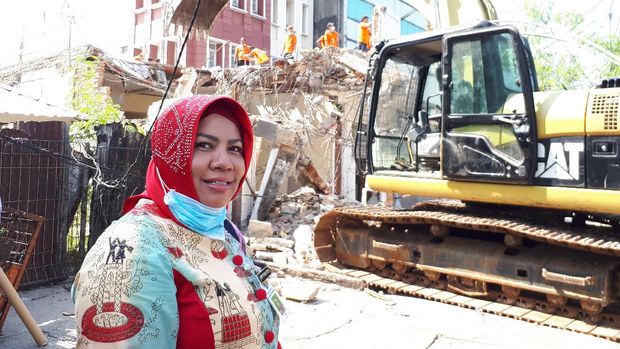  Kepala Sektor Dinas Cipta Karya Tata Ruang dan Pertanahan Kecamatan Menteng, Cindy Pangastuti, mengatakan pembongkaran bangunan ini dilakukan sesuai prosedur.