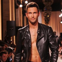 Karier Noah Mills langsung meroket setelah tampil perdana di fashion show Yves Saint Laurent dan Gucci hampir satu dekade lalu. Sukses di dunia modeling, Noah lalu mencoba peruntungan di dunia film dengan tampil di Sex and the City 2. (Foto: Getty Images)