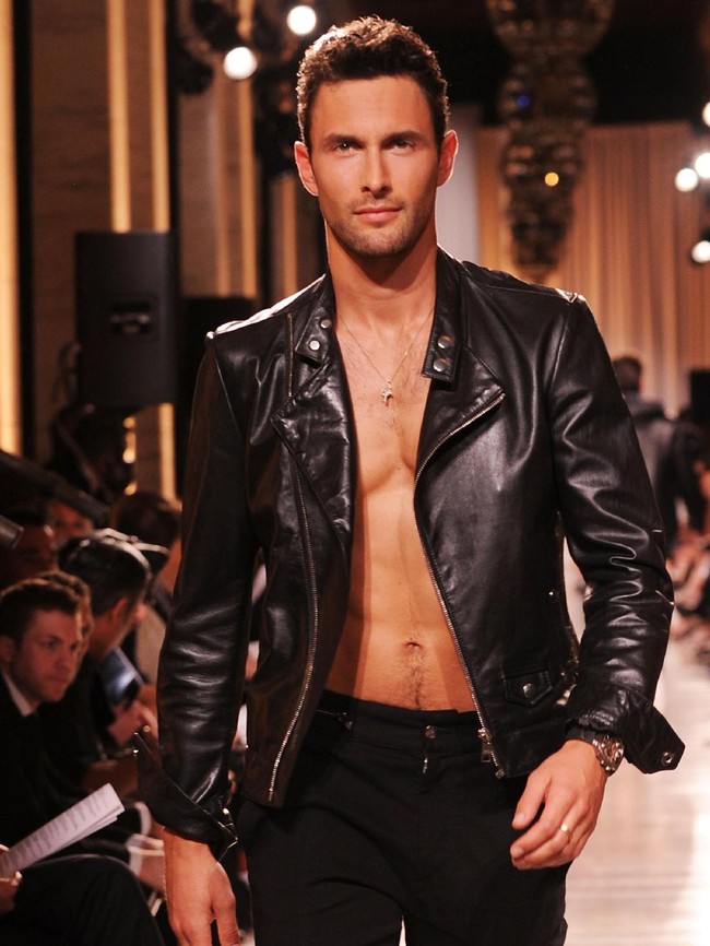 Karier Noah Mills langsung meroket setelah tampil perdana di fashion show Yves Saint Laurent dan Gucci hampir satu dekade lalu. Sukses di dunia modeling, Noah lalu mencoba peruntungan di dunia film dengan tampil di Sex and the City 2. (Foto: Getty Images)