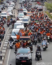 Wali Kota dan Pasukan Oranye Makassar Arak Piala Adipura