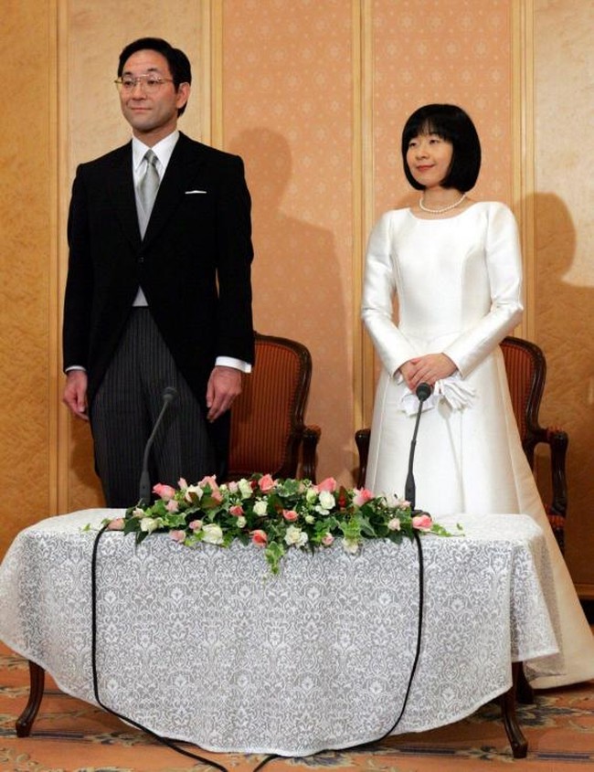 Sayako Kuroda mendapatkan titel putri ketika menikah dengan Pangeran Yoshiyuki Kuroda. Ia tampil anggun dengan gaun A-line polos dan sarung tangan putih di hari besarnya. Foto: Ist.