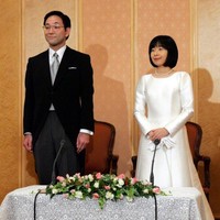 Sayako Kuroda mendapatkan titel putri ketika menikah dengan Pangeran Yoshiyuki Kuroda. Ia tampil anggun dengan gaun A-line polos dan sarung tangan putih di hari besarnya. Foto: Ist.