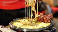 Nah, ribs dan ayam ala Korea ternyata bisa dinikmati dengan keju mozarella. Wow, kejunya leleh dan ketika ditarik mirip seperti benang-benang. Ingin mencoba, mampir saja ke Ojju! (Foto: Istimewa)