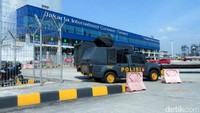 Mobil polisi disiagakan di depan kantor JICT, Jakarta Utara.