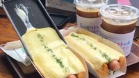 Suka hotdog? Bagaimana kalau makanan ini disajikan bersama dengan keju, pasti bikin pengen! Lelehan keju berbentuk lembaran ini dijadikan sebagai topping roti hotdog dengan isian sosis dan sayuran. Ini adalah kreasi Joone Gane. (Foto: Istimewa)