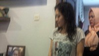 Mieke terlihat santai dengan rambut sedikit basah saat akan diperiksa oleh polisi. (Dok. Ist)