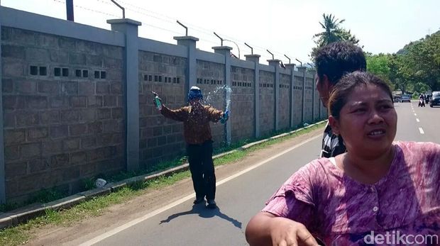 Seorang warga siramkan bensin dari botol air minum mineral, polisi lalu merebut dan membuangnya