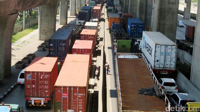Kemacetan akibat pekerja JICT mogok kerja. Foto: Ardan Adhi Chandra Kemacetan akibat pekerja JICT mogok kerja. Foto: Ardan Adhi Chandra