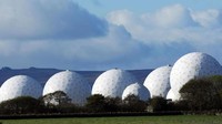 Bola-bola golf raksasa ini merupakan pangkalan militer milik intelijen Inggris dan Amerika. Bola-bola ini berlokasi di Harrogate, Yorkshire, Inggris (Christopher Furlong/Getty/BBC)