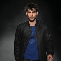 Memulai debutnya 2004 silam di fashion show Emporio Armani, Jon Kortajarena sukses mencuri perhatian dengan tatapannya yang tajam serta aura bad boy. Tampangnya sudah menghiasi iklan-iklan Guess dan Tom Ford. (Foto: Getty Images).