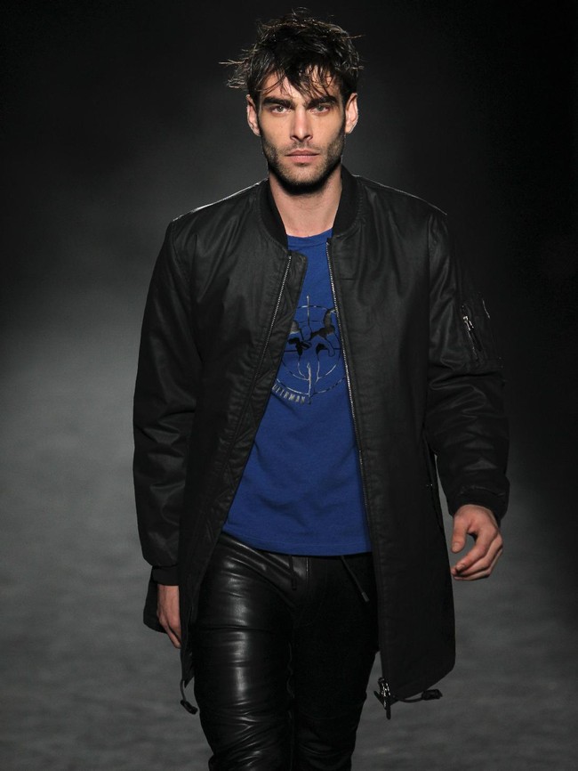 Memulai debutnya 2004 silam di fashion show Emporio Armani, Jon Kortajarena sukses mencuri perhatian dengan tatapannya yang tajam serta aura bad boy. Tampangnya sudah menghiasi iklan-iklan Guess dan Tom Ford. (Foto: Getty Images).