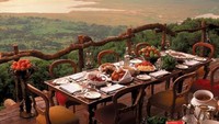 Restoran Ngorongoro Crater Lodge di Tanzania ini memiliki pemandangan dengan keajaiban alam Tanzania. Kita bisa melihat kawah vulkanik terbesar di dunia dan pemandangan tempat satwa liar Afrika yang subur.  (Foto: Food and Wine)
