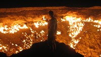 Ada sebuah lubang raksasa menganga seperti kawah gunung berapi. Di dalam lubang itu ada api menyala-nyala dan menjilat-jilat (Thinkstock)