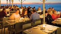 George di Cove, La Jolla, CA merupakan salah satu restoran dengan pemandangan laut yang paling indah di California Selatan. Restoran ini menyuguhkan grilled fish tacos dan Pacific yellowtail dengan pancetta (Foto: Food and Wine)
