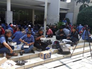 Pekerja JICT yang Ikut Mogok Kerja Makan Siang di Depan Kantor
