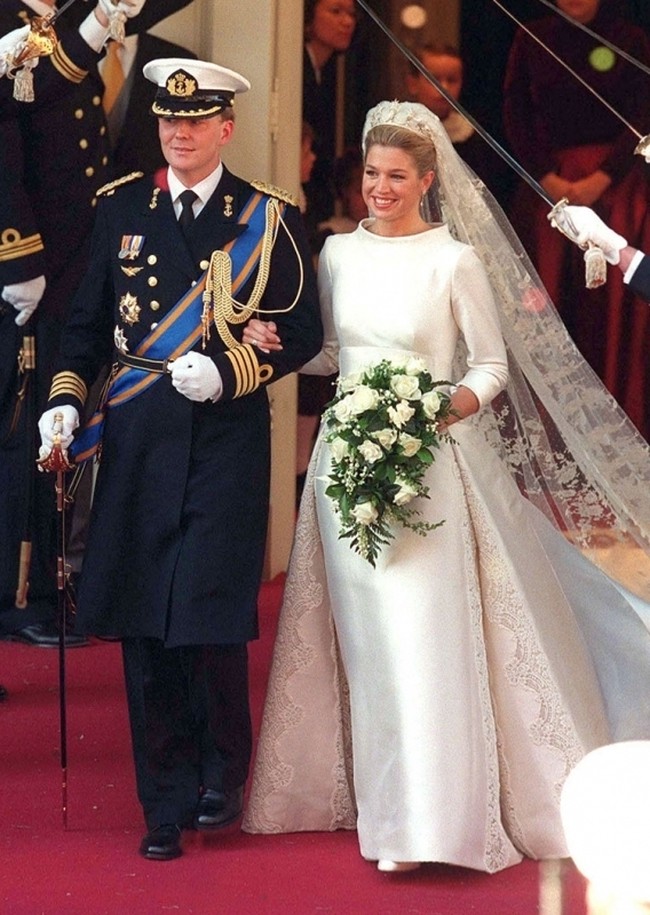 Pernikahan Putri Maxima dari Belanda menjadi sorotan ketika ia menikah dengan Pangeran Willem-Alexander. Ia memakai gaun Valetino klasik dengan panjang train 5 meter. Foto: Ist.