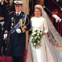 Pernikahan Putri Maxima dari Belanda menjadi sorotan ketika ia menikah dengan Pangeran Willem-Alexander. Ia memakai gaun Valetino klasik dengan panjang train 5 meter. Foto: Ist.