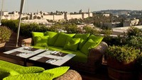 Bar anggur di Hotel Mamila ini memiliki hampir 300 label israel. Hotel ini juga menawarkan pemandangan indah kota tua Yerusallem. (Foto: Food and Wine)