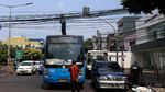 Aksi Petugas TransJ Atasi Kabel Melintang di Jalan