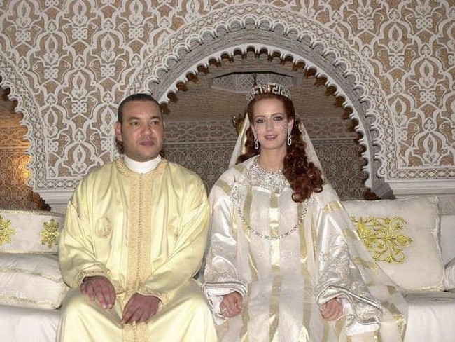 Putri Lalla Salma mengenakan gaun abaya putih dan emas yang mewah ketika menikah dengan Raja Mohamed VI pada 2002. Foto: Ist.