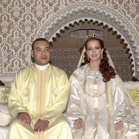 Putri Lalla Salma mengenakan gaun abaya putih dan emas yang mewah ketika menikah dengan Raja Mohamed VI pada 2002. Foto: Ist.