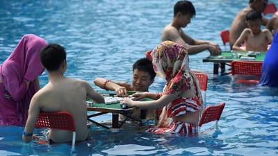 Foto Dampak Gelombang Panas di China, Main Mahjong Pun Sambil Berendam
