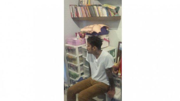 Tora Sudiro saat ditangkap di rumahnya.