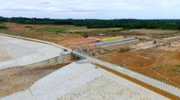 Bendungan Teritip di Kalimantan Timur dimulai pembangunannya sejak 2014 dan rampung pada akhir 2016 lalu. Bendungan ini memiliki luas genangan 94,80 hektare dengan kapasitas 2,43 juta m3. Bendungan ini menambah pasokan air baku Kota Balikpapan sebesar 250 liter/detik dari saat ini sebesar 1.000 liter/detik yang dipasok dari Bendungan Manggar. Pool/Kementerian PUPR.