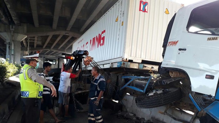 Ada Truk Tabrak Pembatas Jalan, Kelapa Gading-Rawamangun Macet