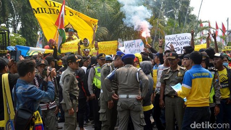 Prestasi Persegres GU Terpuruk, Ultrasmania Unjuk Rasa Prestasi Persegres GU Terpuruk, Ultrasmania Unjuk Rasa