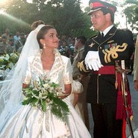 Di tahun 1993, Rania menikah dengan Raju Abdullah bin Al-Hussein yang membuat ia menjadi Ratu Yordania. Sang fashionista memakai gaun putih embroidery emas dari Bruce Oldfield, pria yang sama yang mendesain gaun pernikahan Putri Diana. Foto: Ist.