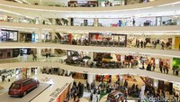 Para pengunjung melihat-lihat Wuling Confero yang diluncurkan di Atrium Senayan City, Jakarta.