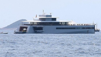 Mereka memakai yatch mewah Venus, yang dulu didesain oleh desainer kenamaan Philippe Starck atas pesanan Steve Jobs. Namun sayang tidak sempat  digunakan Jobs karena keburu meninggal dunia pada tahun 2011. Foto: istimewa